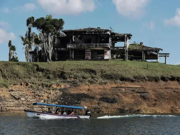 casa saqueada pablo escobar